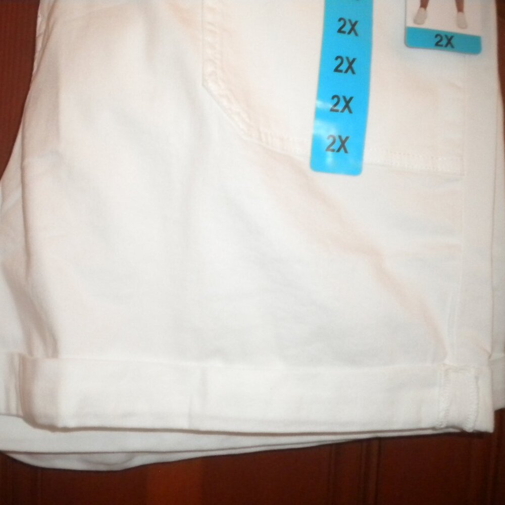 Gloria Vanderbilt Women's Plus Size 2X White Utility Shorts NWT - Picture 4 of 4